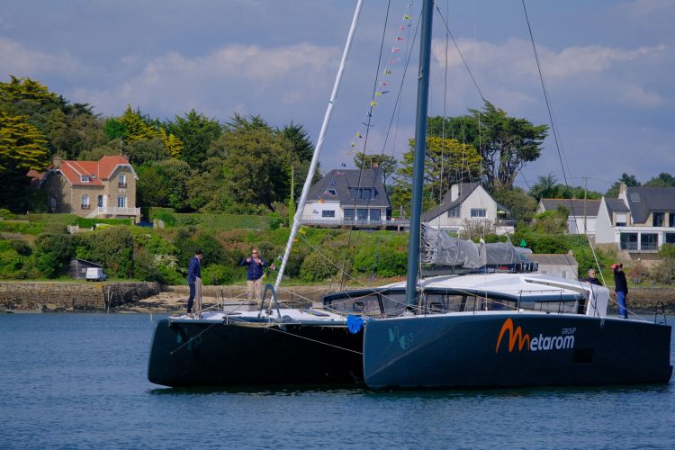 Baptème du bateau Metarom MG5 de Marc Guillemot, par son parrain Antoine de Caunes, à la trinité sur mer en Bretagne.