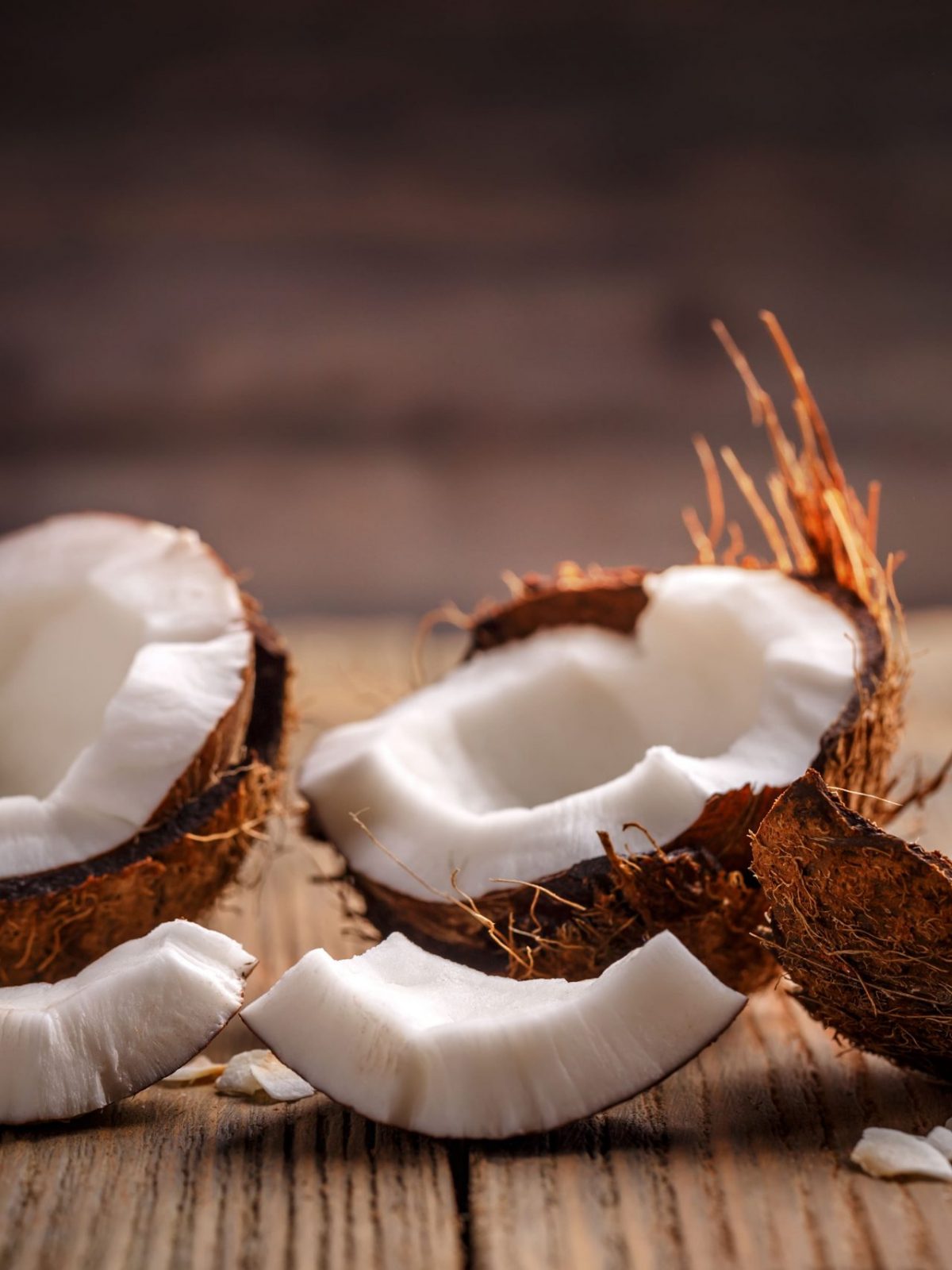 photo d'une noix de coco coupée en deux sur une table