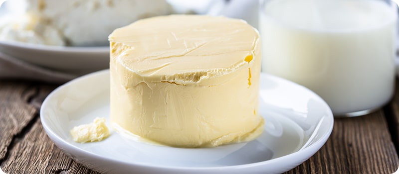 photo d'une motte de beurre posée sur une table en bois