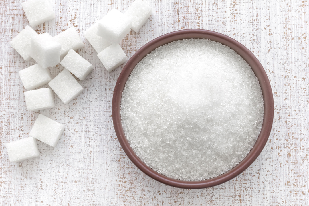 photo d'un pot de sucre et de carrés de sucres posés sur une table