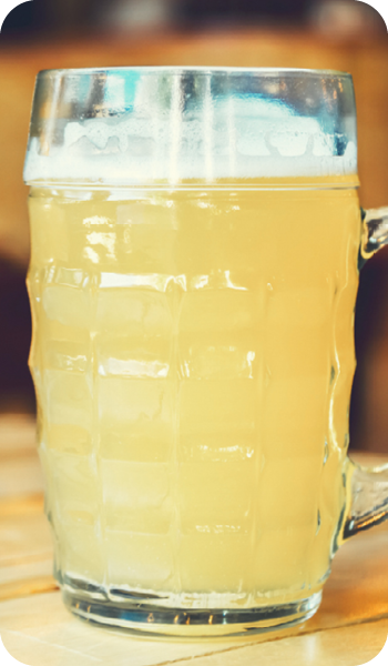 photo d'un verre de bière 0.0 de type blanche posée sur une tabke