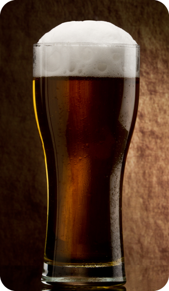 photo d'un verre de bière 0.0 type guiness posée sur une tabke