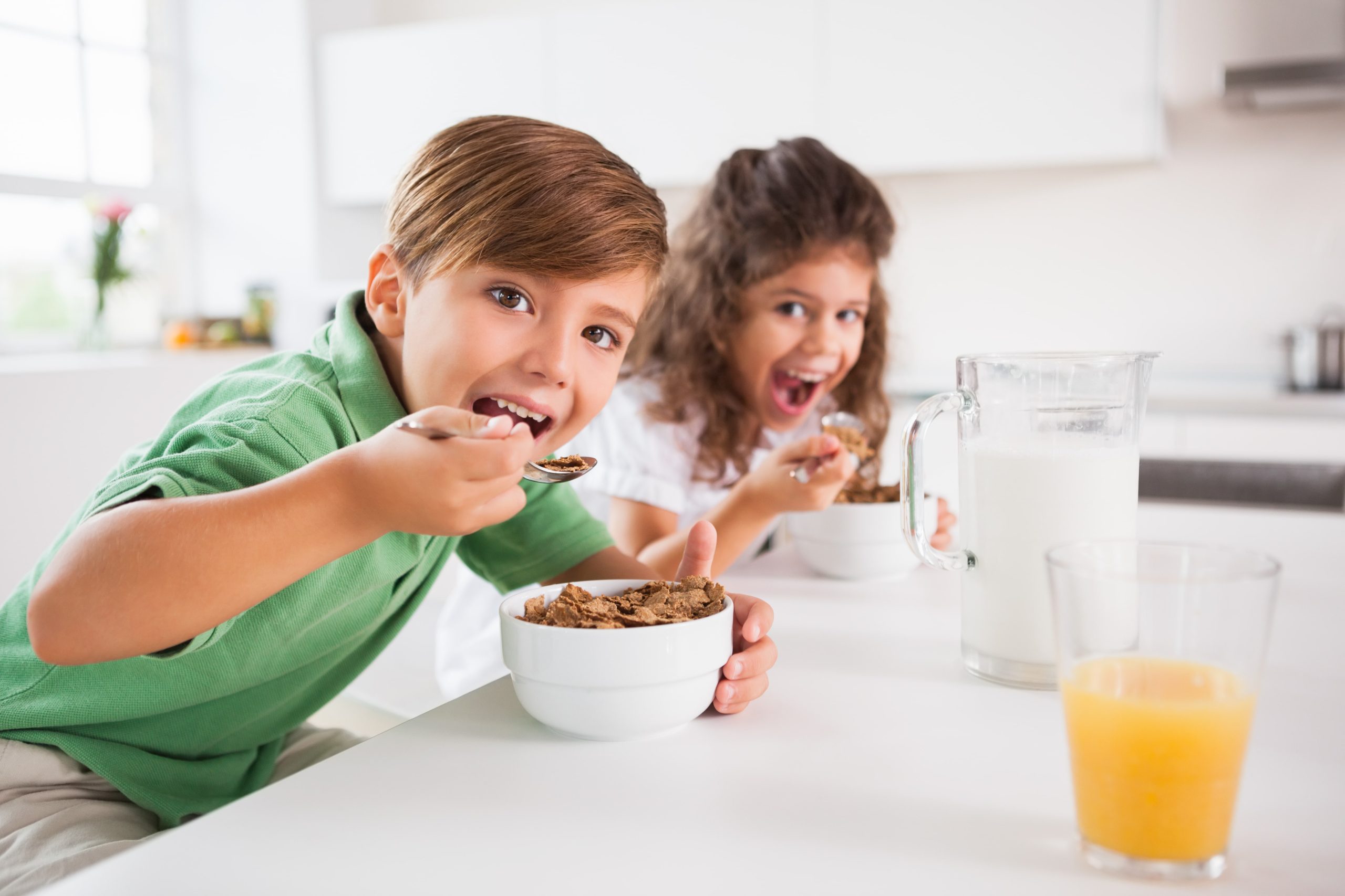 enfants mangeant des céréales petit déjeuner