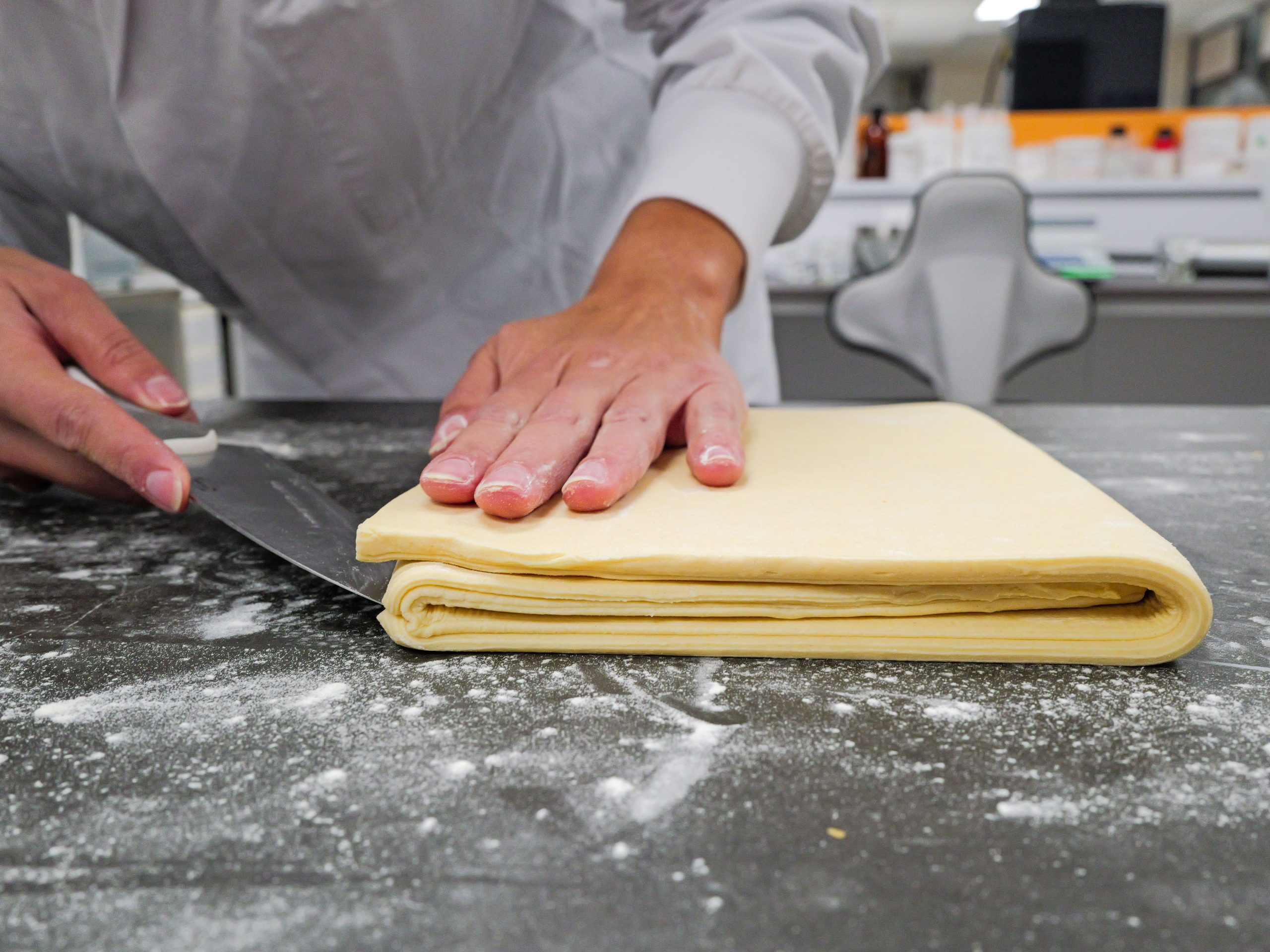 Pâte feuilletée illustrant la réduction du beurre en viennoiserie sans perte de gourmandise