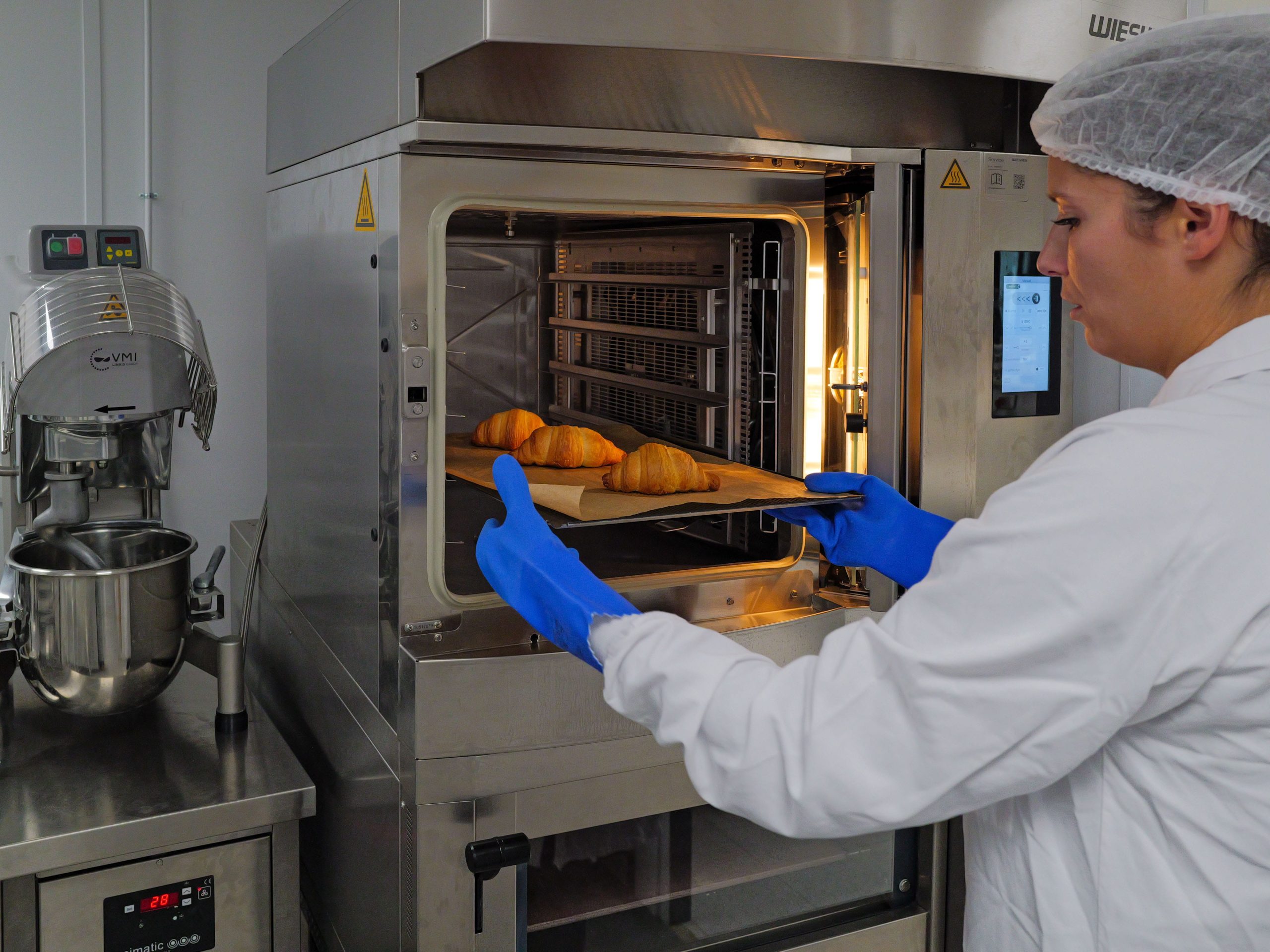 Croissant doré illustrant la reformulation sensorielle en viennoiserie
